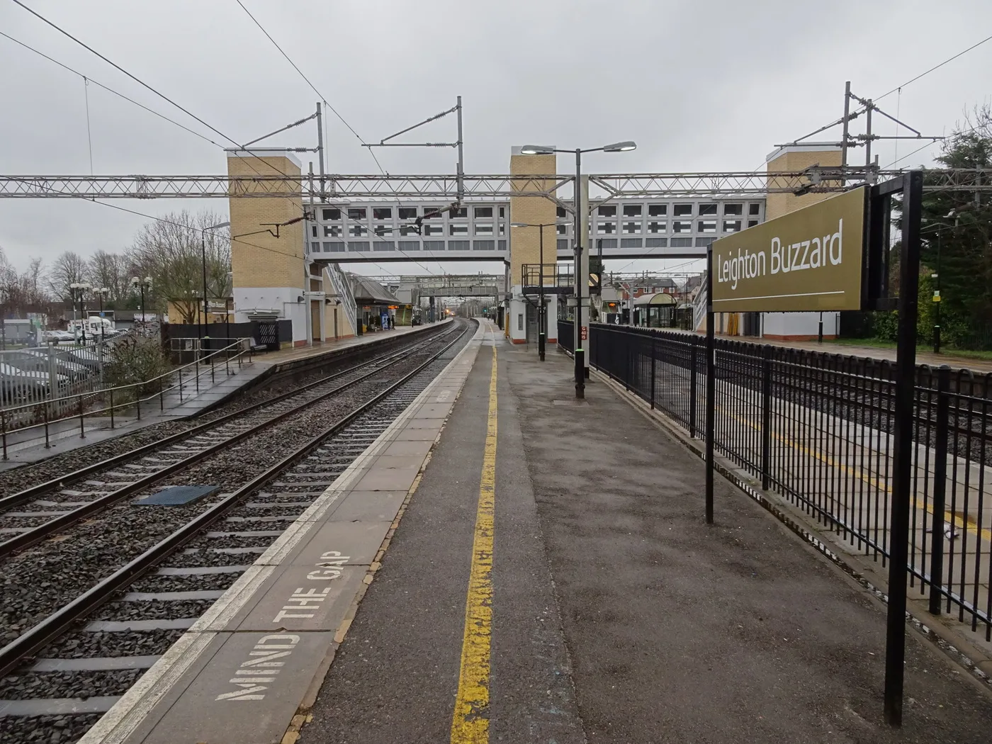 Leighton Buzzard station, on the West Coast Main Line. The fast train from these platforms reaches Euston in 30 minutes